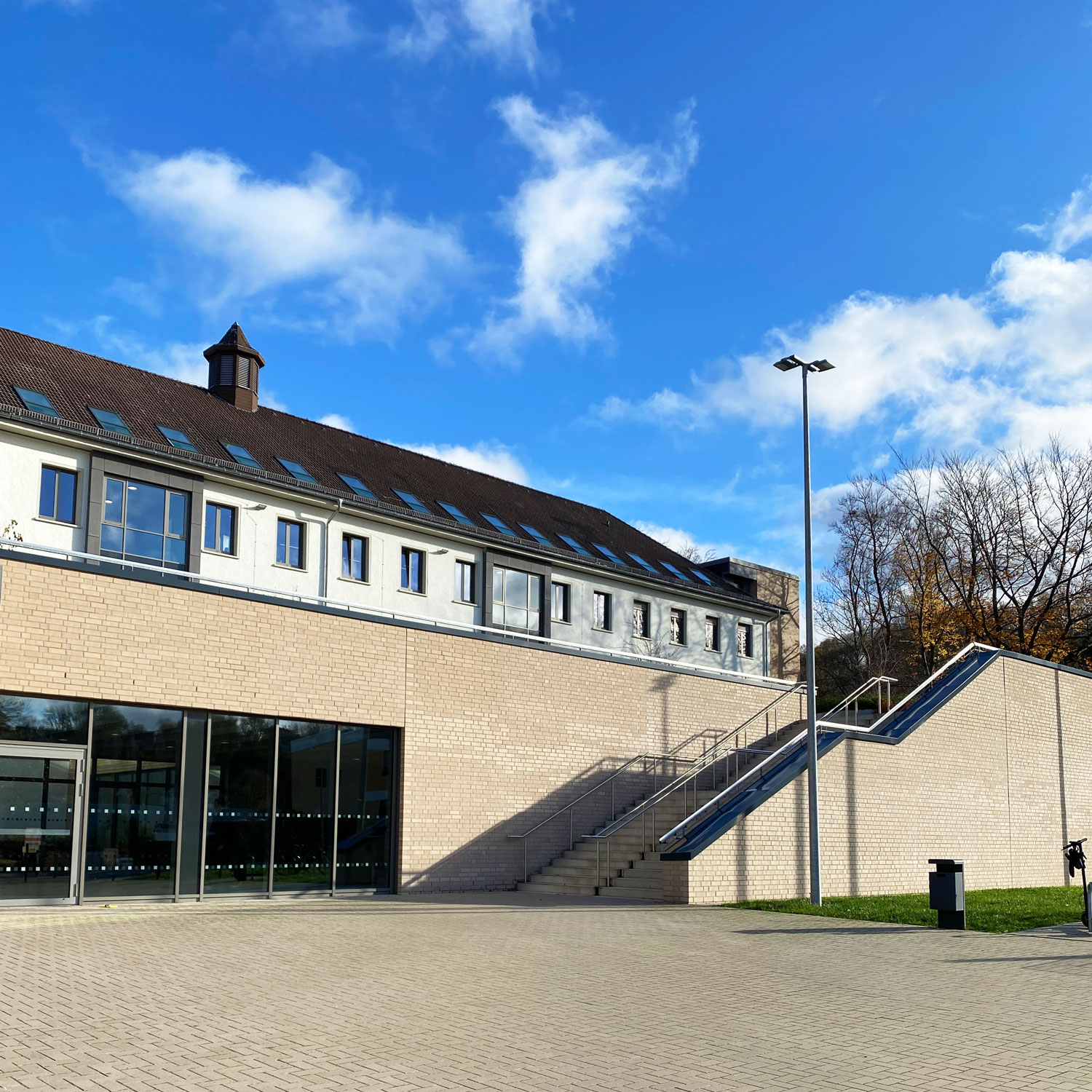Gebäude der Gesamtschule Seilersee mit Blauen Himmel